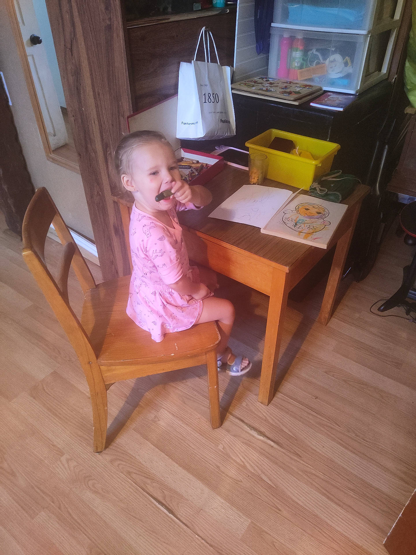 Payge a rejoint le concours — aidez-le/la à gagner de superbes lots ! accessories, bag, book, box, chair, child, cup, desk, diningtable, female, furniture, girl, handbag, hardwood, person, plywood, publication, sitting, table, wood