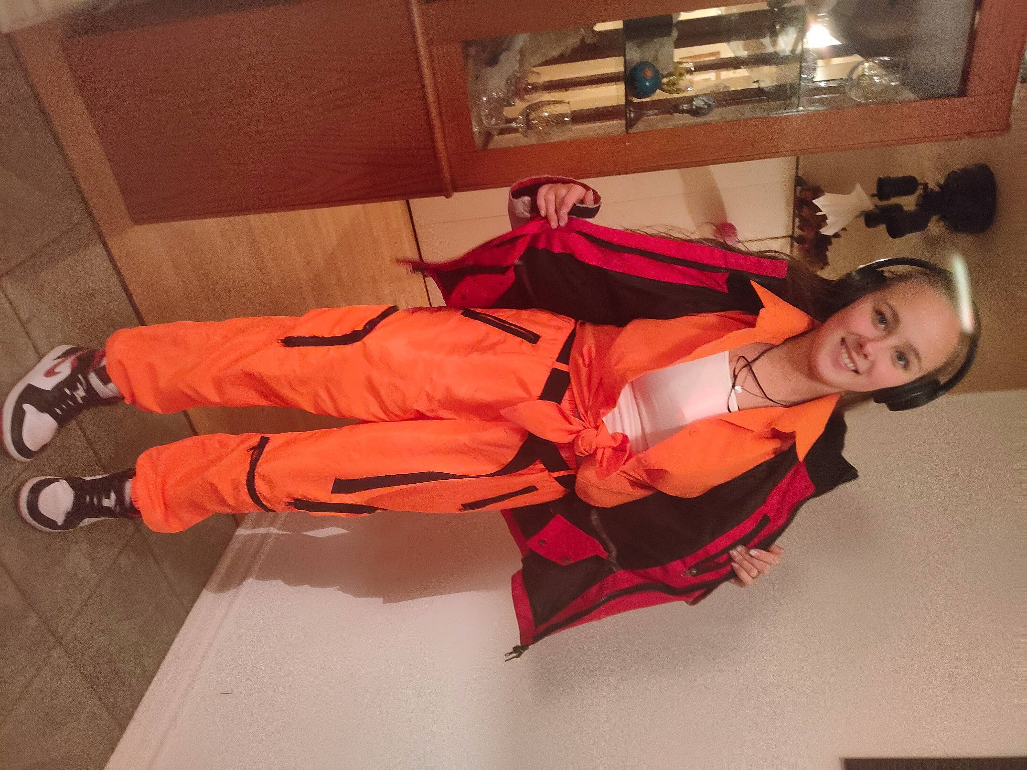 Alexia Océane participe au concours pour gagner de l'argent avec cette photo : carmine, comfort, costume, hat, human_leg, joy, knee, leg, orange, peach, person, personal_protective_equipment, room, shelf, sleeve, thigh, wrist