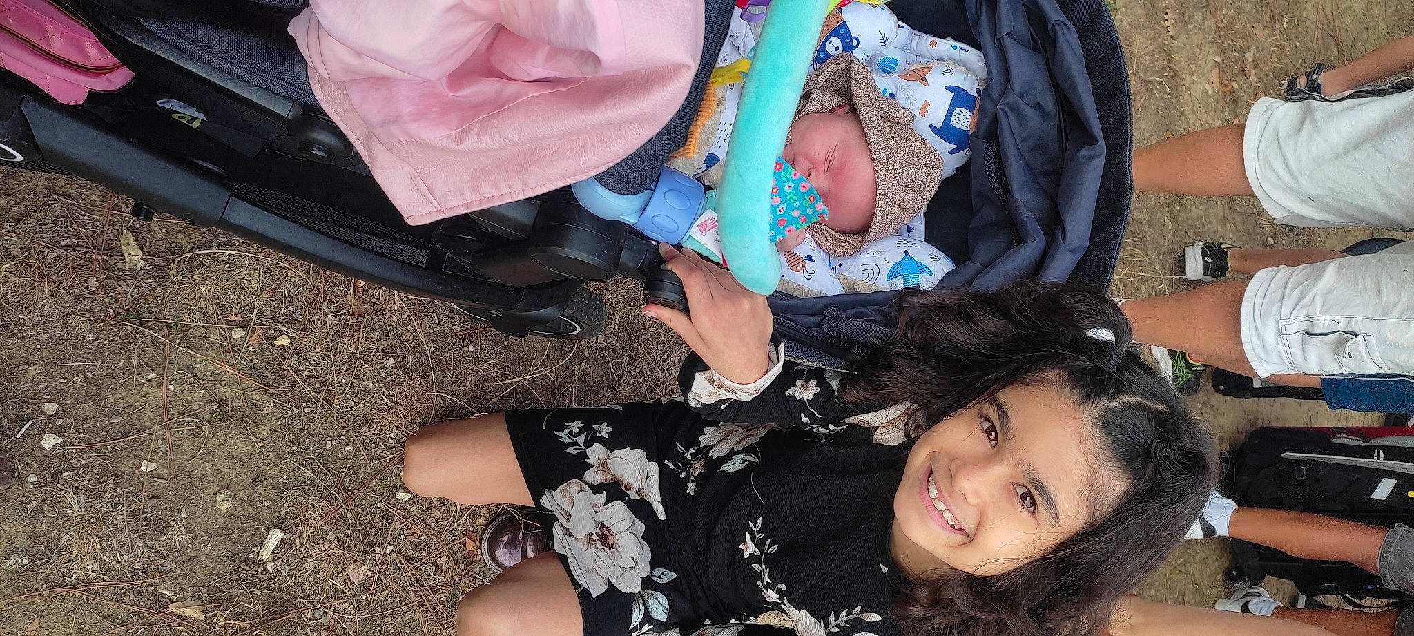 Meï-lee a rejoint le concours — aidez-le/la à gagner de superbes lots ! baby, baby_products, child, fashion_accessory, fun, gesture, grass, happy, headwear, human_leg, joy, lap, leisure, nail, person, plant, sitting, smile, soil, thigh