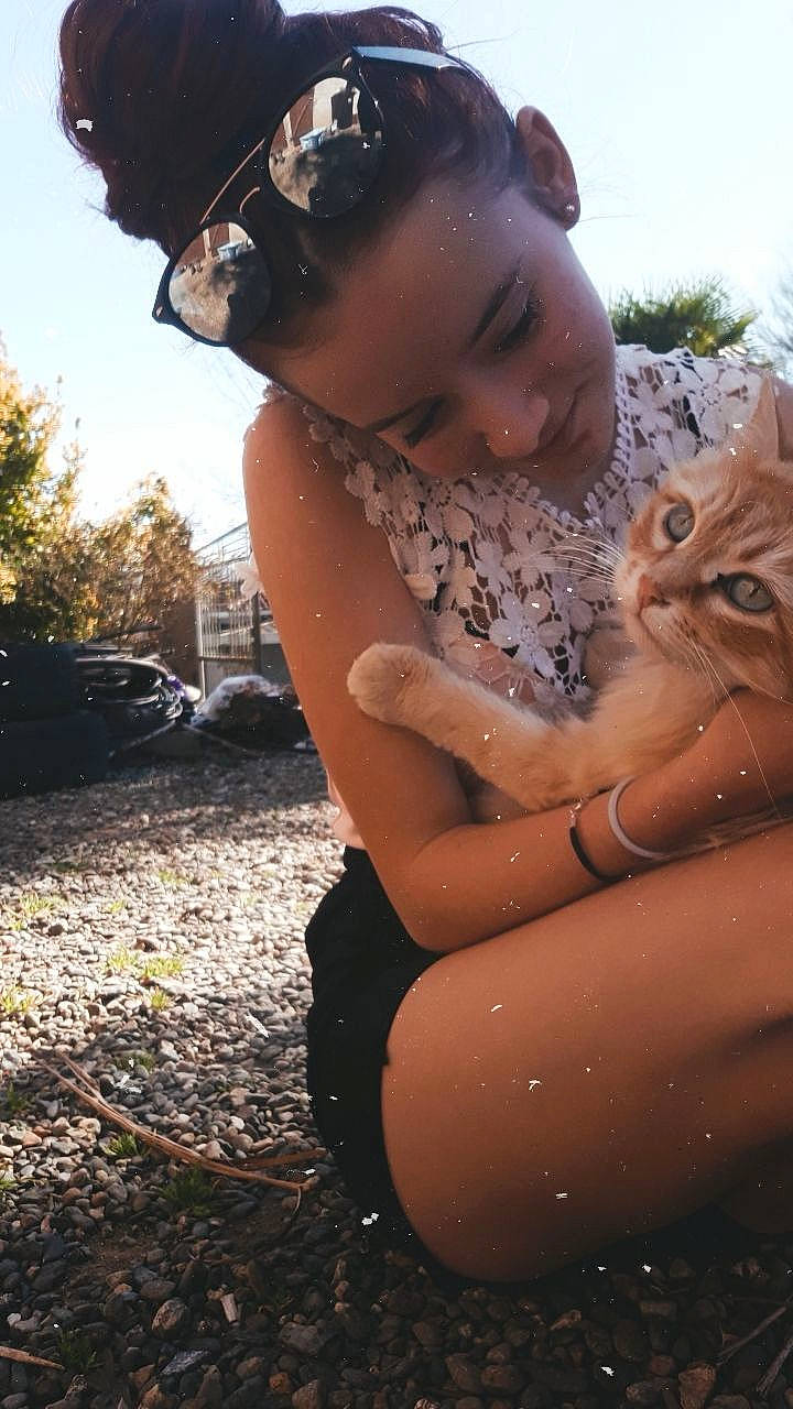 Nounoune a rejoint le concours — aidez-le/la à gagner de superbes lots ! abdomen, black_hair, bracelet, child, eyewear, flash_photography, fun, gesture, grass, happy, jewellery, leisure, people_in_nature, sky, soil, sunlight, toddler, tradition, tree, trunk