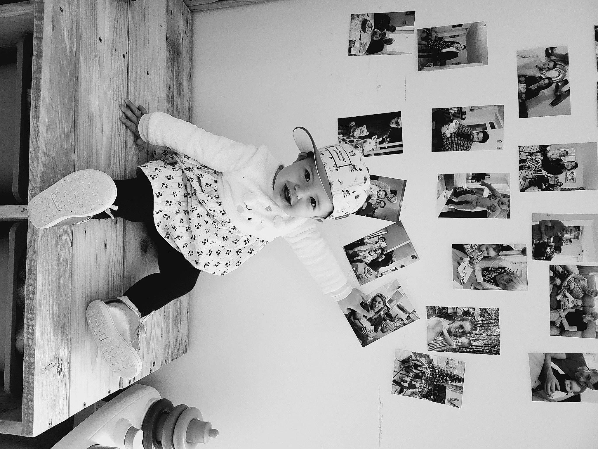 Joy participe au concours pour gagner de l'argent avec cette photo : art, black, black_and_white, child, comfort, flash_photography, font, happy, headwear, human, interior_design, joy, mammal, monochrome, monochrome_photography, person, product, room, snapshot, style