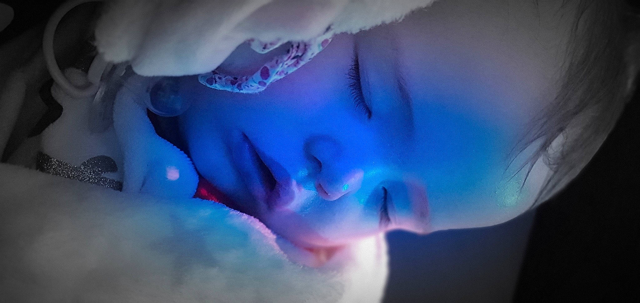 Joy a rejoint le concours — aidez-le/la à gagner de superbes lots ! cloud, ear, eye, eyelash, finger, flash_photography, gesture, hair, hand, happy, head, human_body, iris, jaw, lip, nose, person, petal, plant, sky