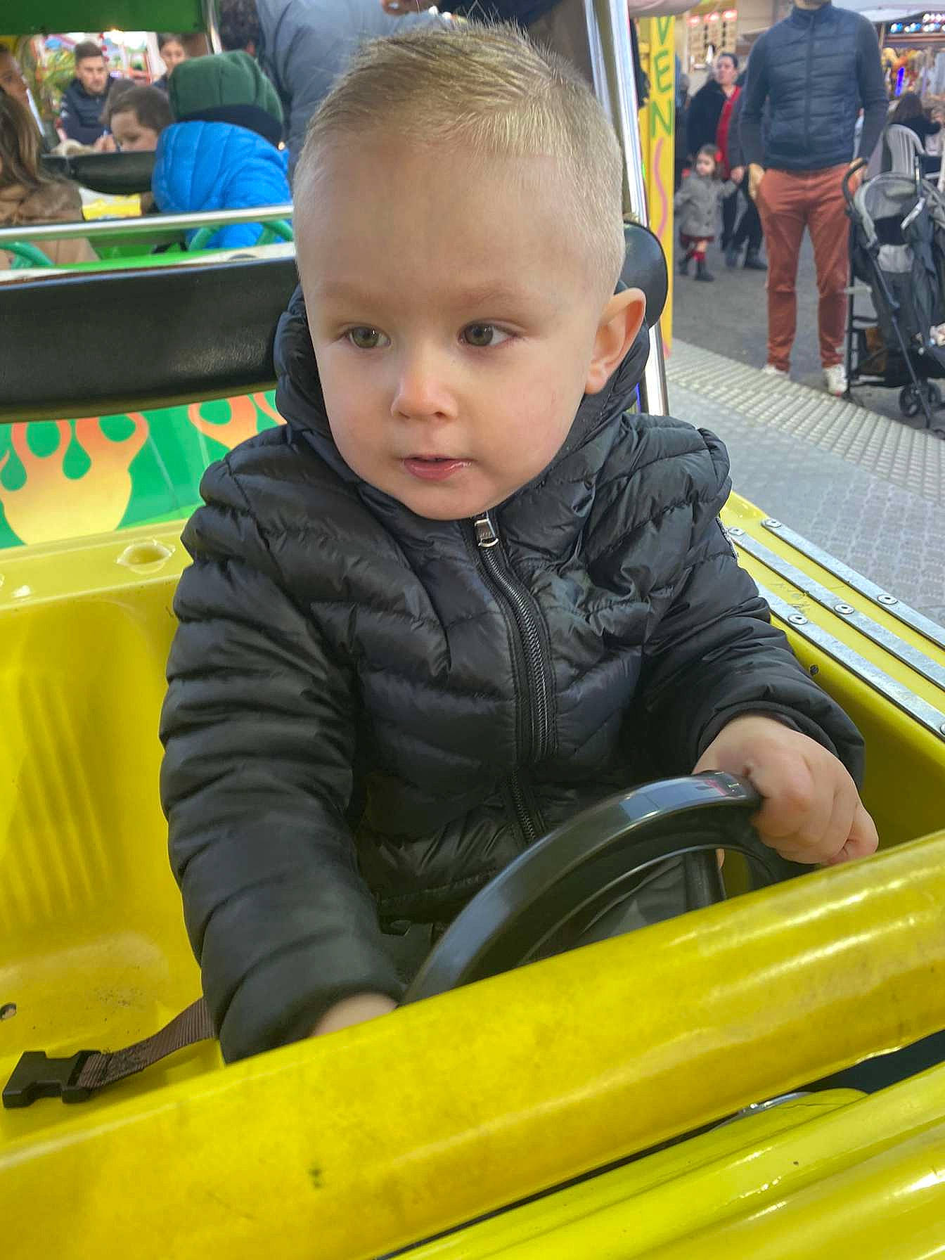 Ayden participe au concours pour gagner de l'argent avec cette photo : amusement_ride, auto_part, automotive_design, automotive_exterior, automotive_tire, baby, bumper, chair, child, chute, city, fun, leisure, motor_vehicle, person, playground, recreation, sitting, toddler, vehicle