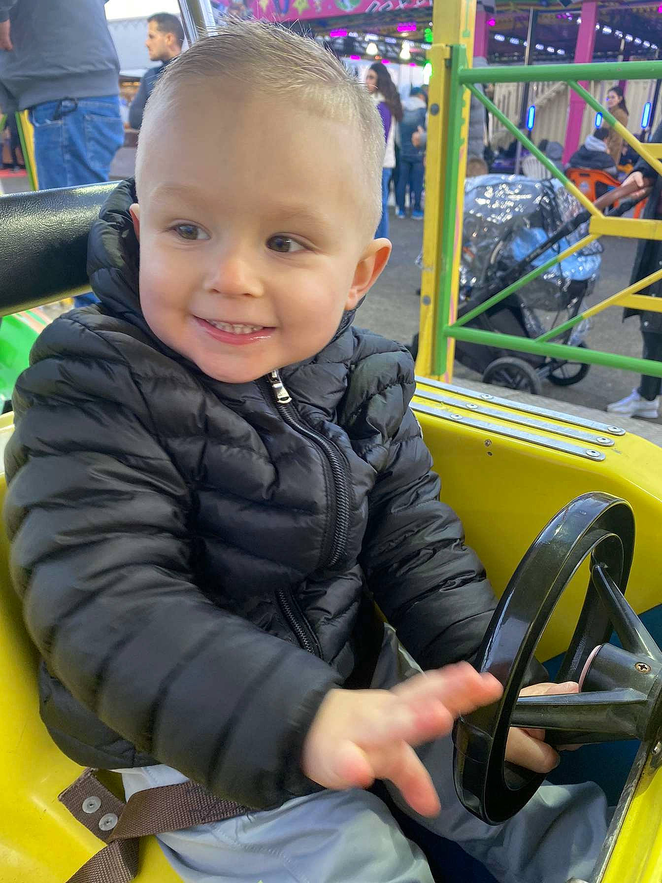 Ayden a rejoint le concours — aidez-le/la à gagner de superbes lots ! auto_part, automotive_design, automotive_exterior, automotive_tire, automotive_wheel_system, child, city, fun, joy, leisure, motor_vehicle, person, product, recreation, sitting, smile, steering_wheel, toddler, vehicle, vehicle_door