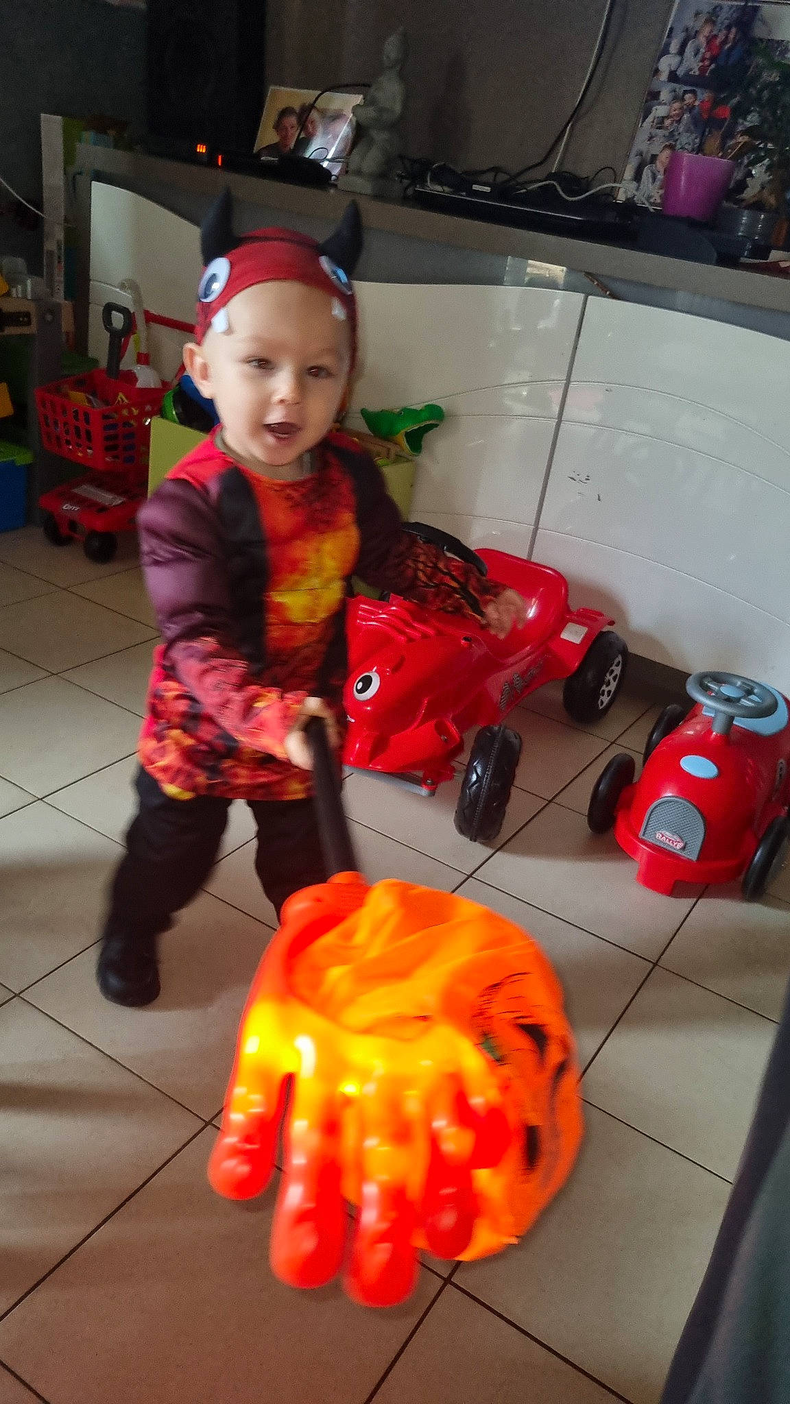 Ayden a rejoint le concours — aidez-le/la à gagner de superbes lots ! bag, calabaza, child, cucurbita, flooring, fun, glove, gourd, headwear, jack_o_lantern, orange, person, personal_protective_equipment, pumpkin, room, squash, toddler, toy, trick_or_treat, vegetable