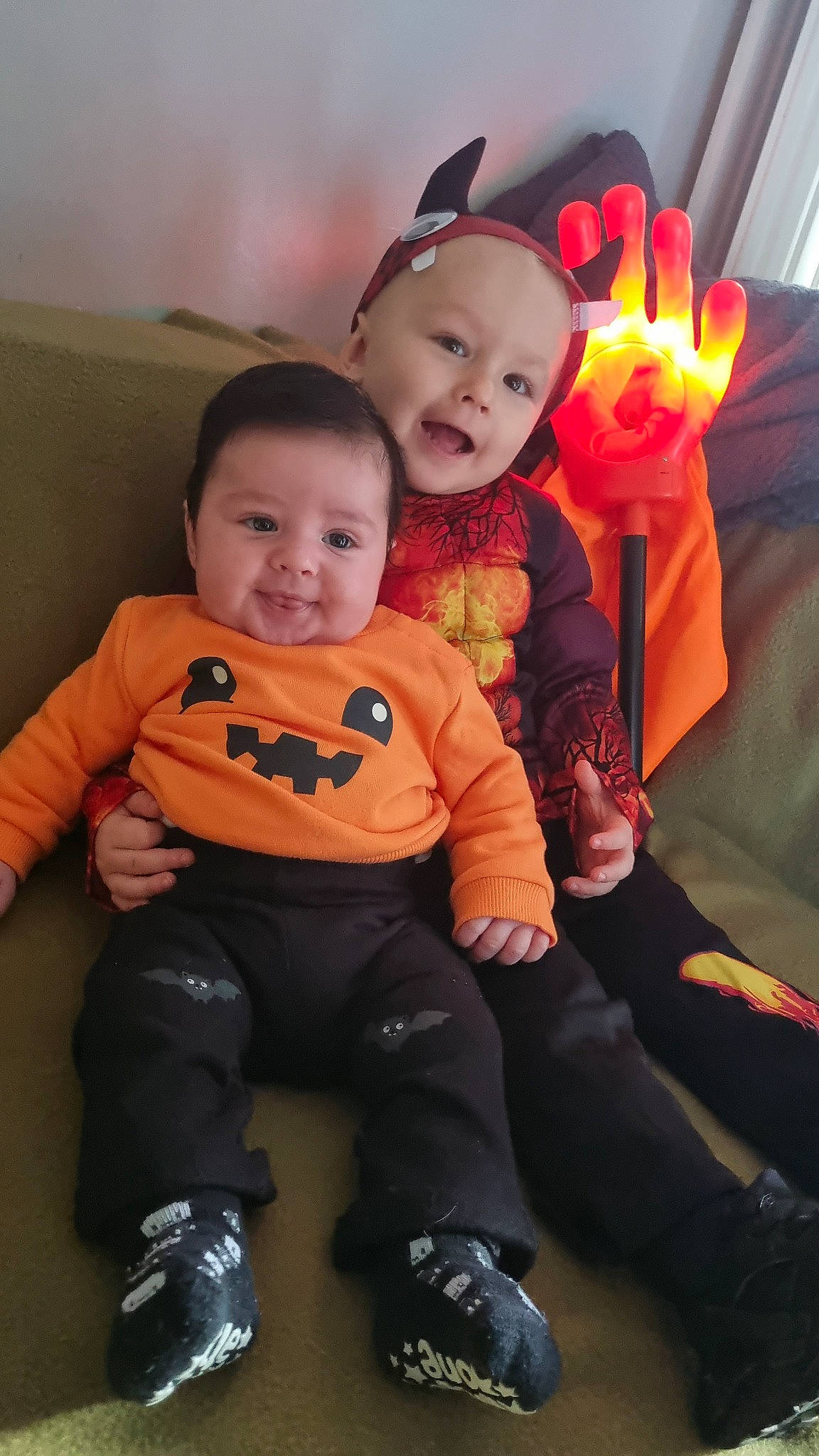 Ewenn a rejoint le concours — aidez-le/la à gagner de superbes lots ! baby, baby_toddler_clothing, cheek, eye, facial_expression, finger, flash_photography, fun, happy, head, human, mammal, orange, people, person, pink, skin, sleeve, smile, t_shirt