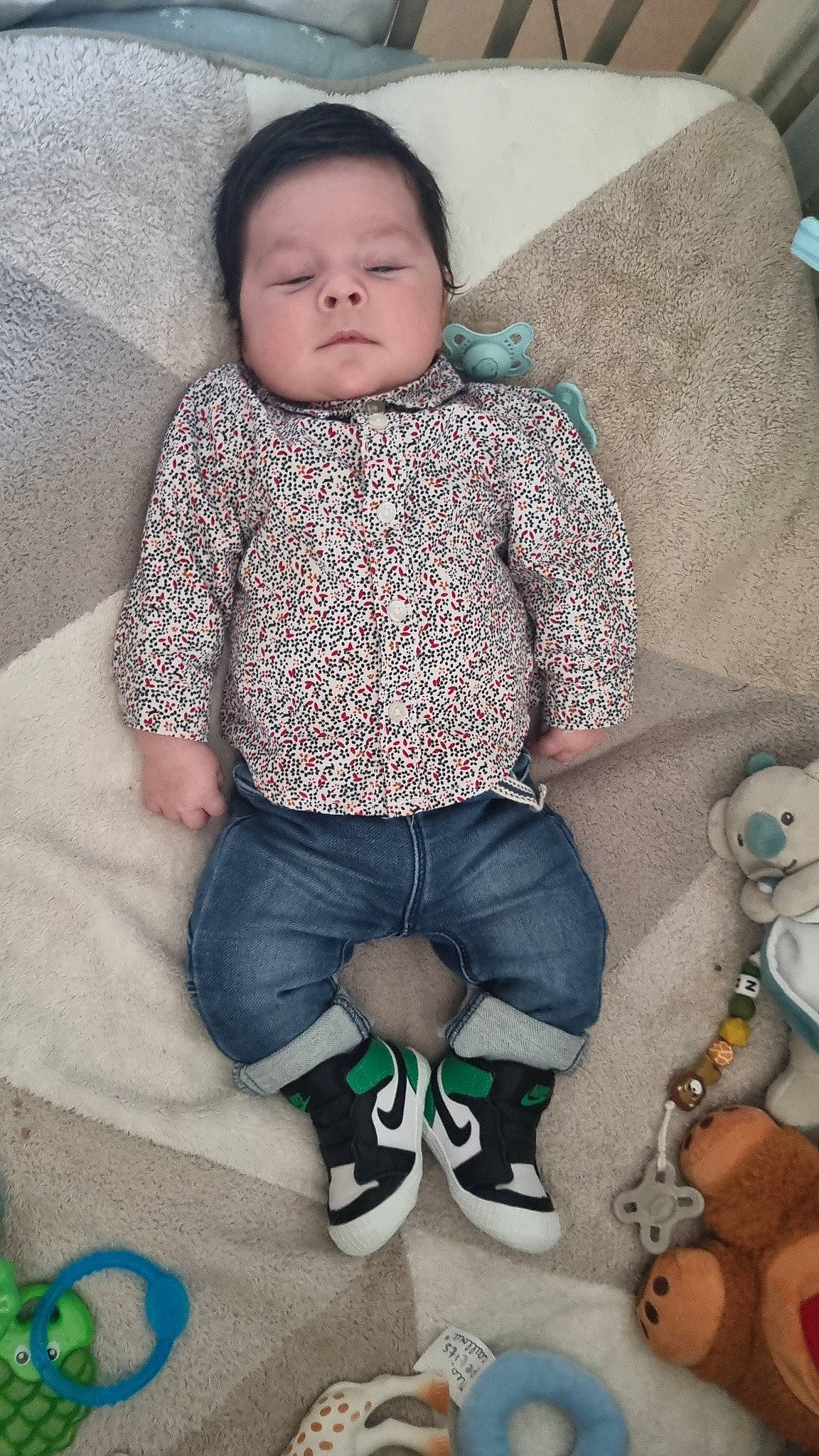 Ewenn a rejoint le concours — aidez-le/la à gagner de superbes lots ! arm, baby, baby_toddler_clothing, cheek, child, comfort, eye, face, green, head, knee, pattern, person, sitting, skin, sleeve, sock, textile, thigh, toddler