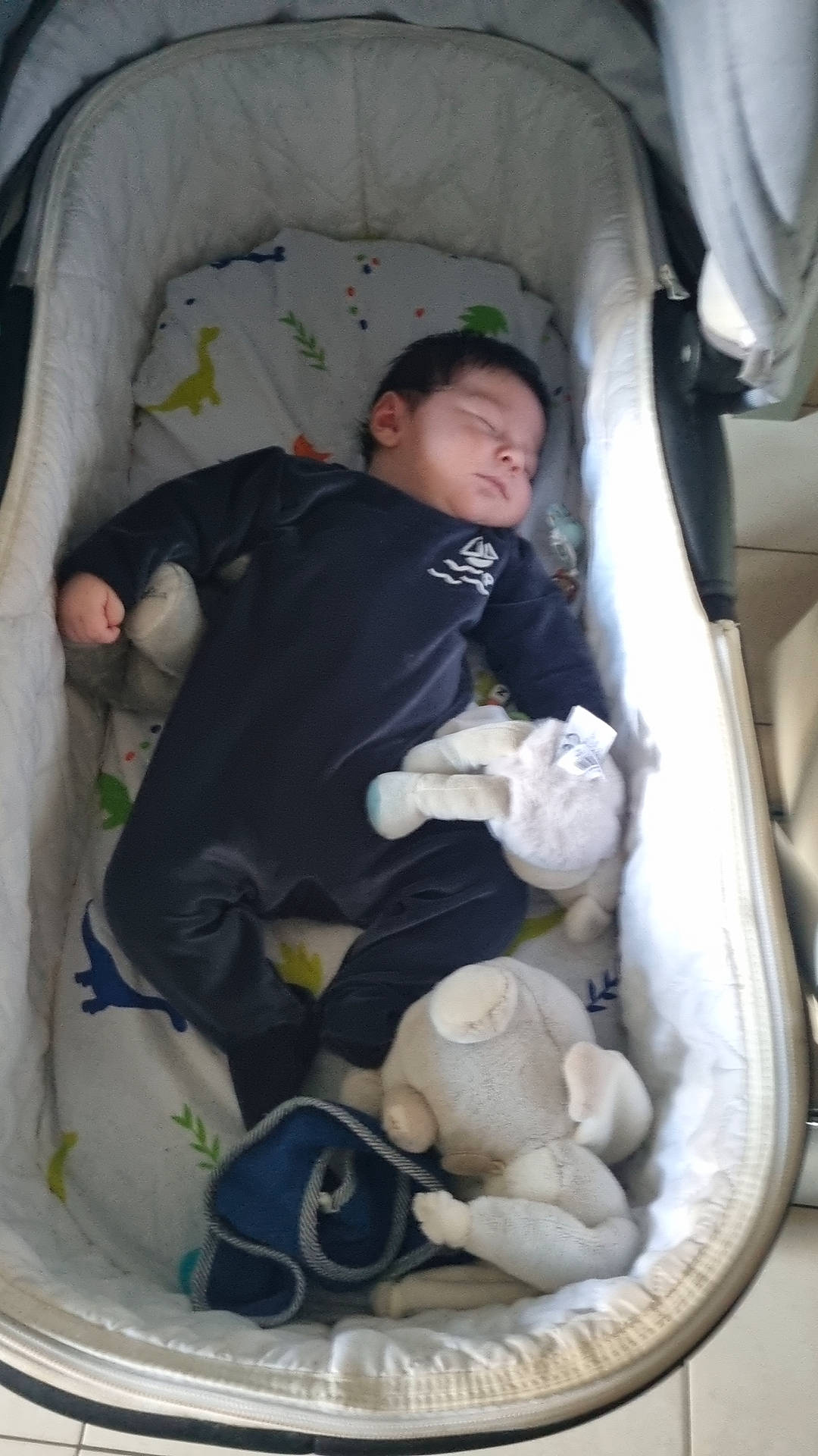 Ewenn participe au concours pour gagner de l'argent avec cette photo : auto_part, automotive_lighting, baby, baby_carriage, baby_products, bag, car_seat, child, comfort, family_car, hat, headgear, mid_size_car, motor_vehicle, person, personal_luxury_car, sitting, textile, toddler, toy