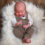 Elio a rejoint le concours — aidez-le/la à gagner de superbes lots ! baby, casual_wear, chair, clothing, cozy, cute, fur, happy, indoor, infant, newborn, person, portrait, sitting, small_hands, smile, soft_texture, toddler, white, wood_floor
