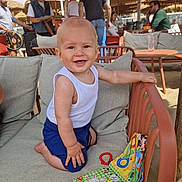 Elio participe au concours pour gagner de l'argent avec cette photo : baby, beach, casual, child, clothing, couch, daytime, fabric, furniture, happy, outdoor, people, person, relaxation, sitting, smiling, summer, sunny, toy, umbrella