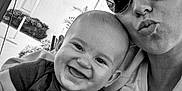 Elio a rejoint le concours — aidez-le/la à gagner de superbes lots ! baby, black_and_white, casual, child, clothing, cute, face, family, happy, head, holding, joyful, outdoor, person, portrait, smile, sunglasses, together, umbrella, woman