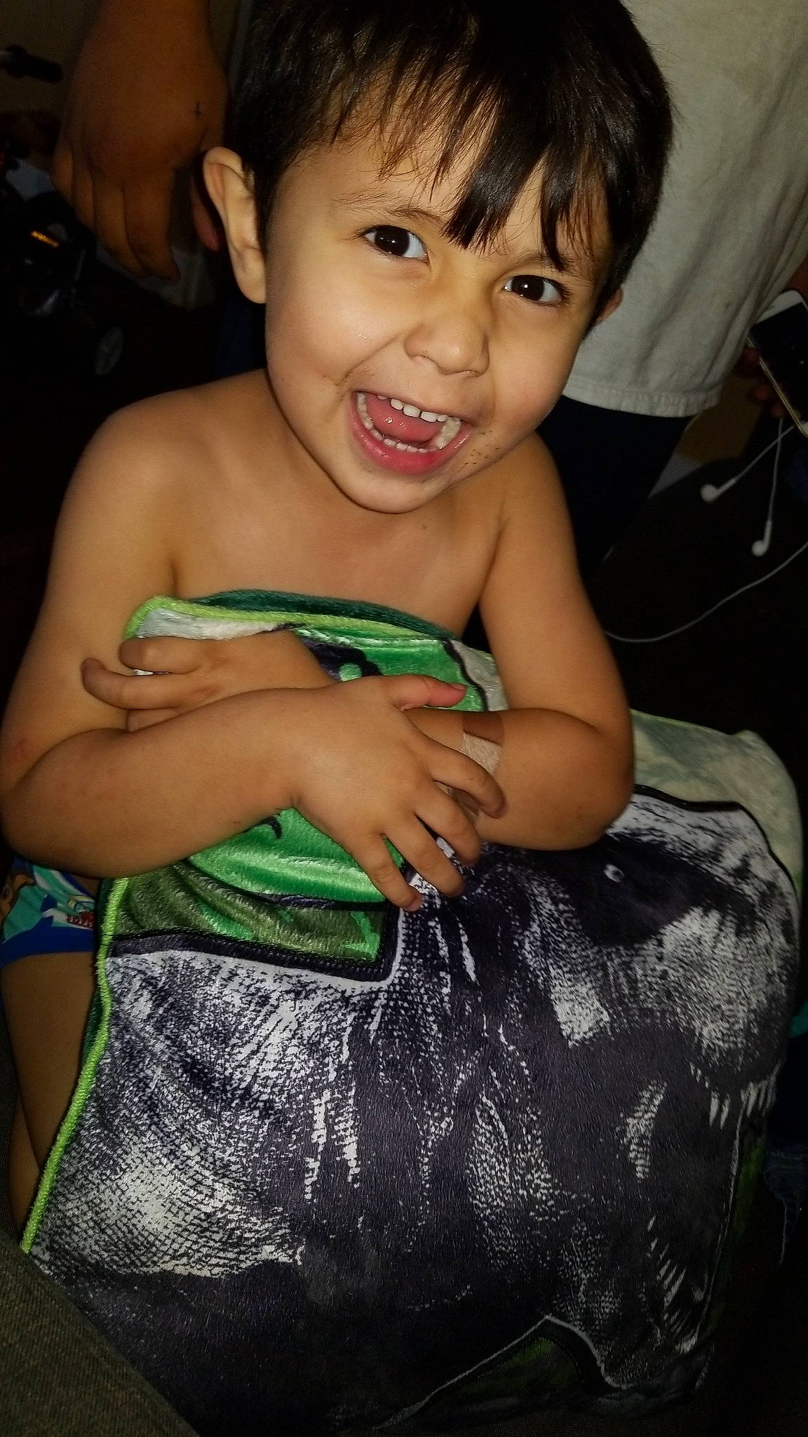 Marcelo is registered to the contest to win money with this photo: arm, black_hair, cheek, child, child_model, cool, eye, eyebrow, facial_expression, finger, fun, hand, joy, lip, mouth, nose, person, sitting, skin, smile