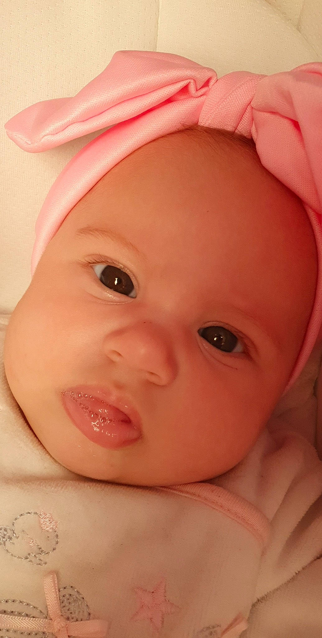 Myléna a rejoint le concours — aidez-le/la à gagner de superbes lots ! baby, cheek, child, chin, close_up, eye, eyebrow, face, forehead, head, headwear, lip, mouth, nose, person, pink, skin, toddler