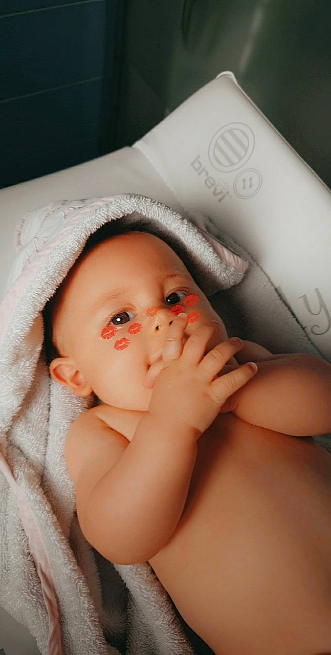 Myléna a rejoint le concours — aidez-le/la à gagner de superbes lots ! baby, cheek, child, eye, hand, linens, lip, nose, person, product, skin, textile, toddler