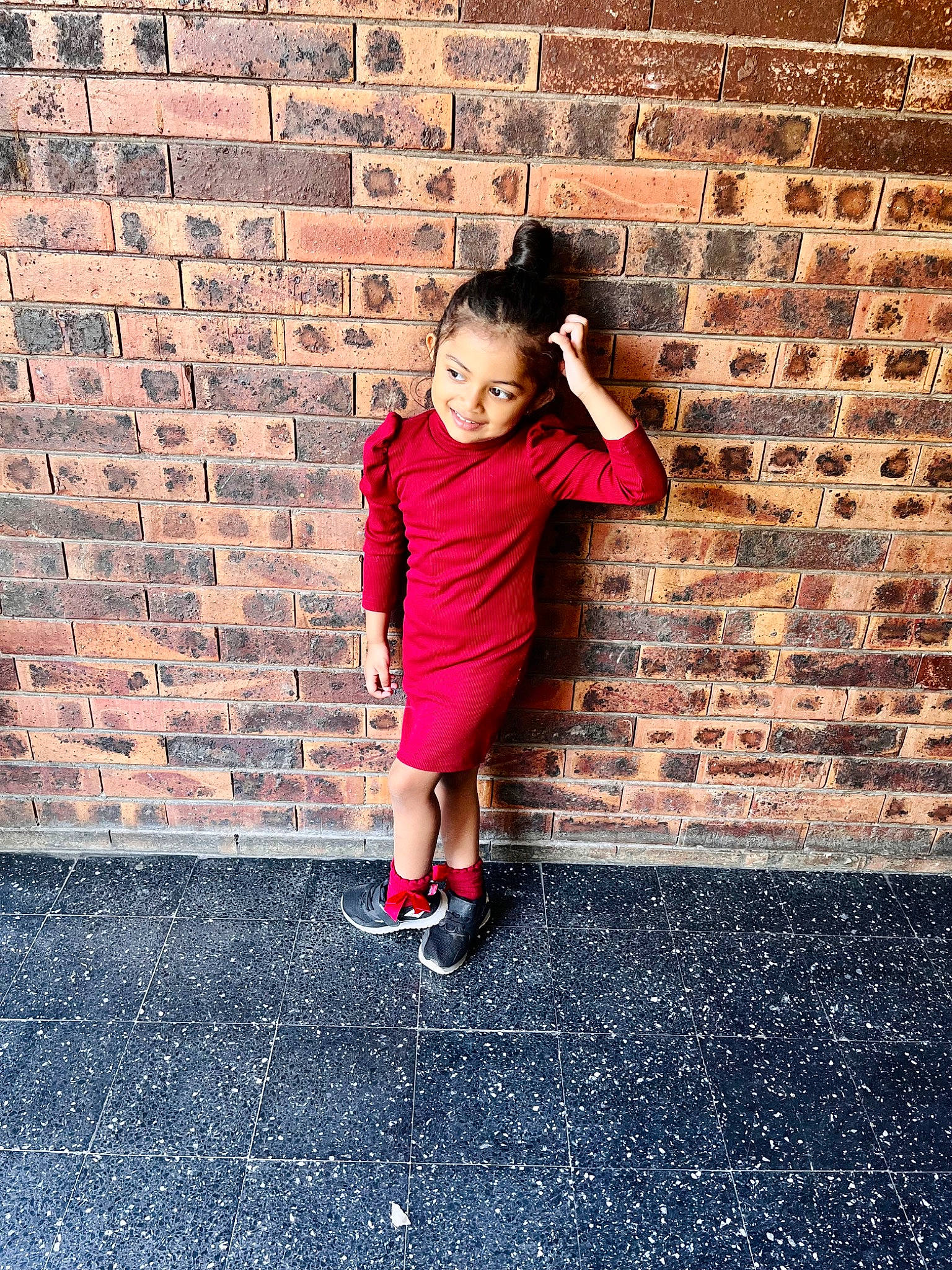 Serena participe au concours pour gagner de l'argent avec cette photo : blue, brick, brickwork, child, cool, flash_photography, flooring, fun, happy, human_leg, joy, leisure, magenta, people_in_nature, person, pink, plant, road_surface, sitting, standing