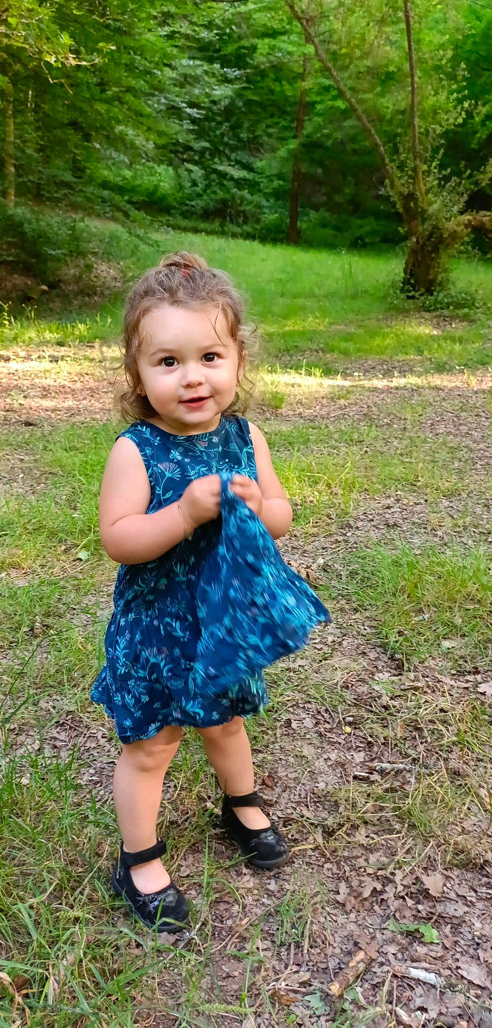 Tyhana a rejoint le concours — aidez-le/la à gagner de superbes lots ! baby, baby_toddler_clothing, blond, botany, dress, electric_blue, face, fun, grass, grass_family, grassland, happy, meadow, nature, people_in_nature, person, plant, smile, standing, toddler