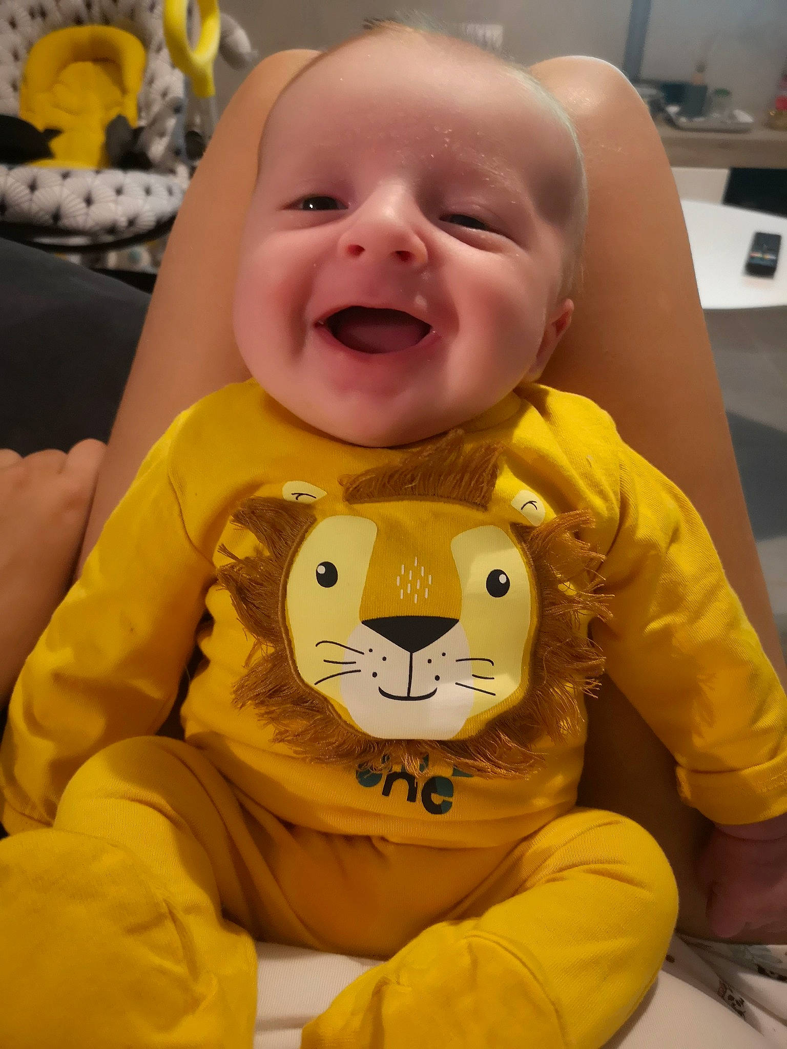 Wyatt participe au concours pour gagner de l'argent avec cette photo : baby, baby_laughing, baby_products, baby_safety, baby_toddler_clothing, bib, cheek, child, comfort, facial_expression, fun, happy, mouth, nose, person, room, sitting, skin, smile, toddler