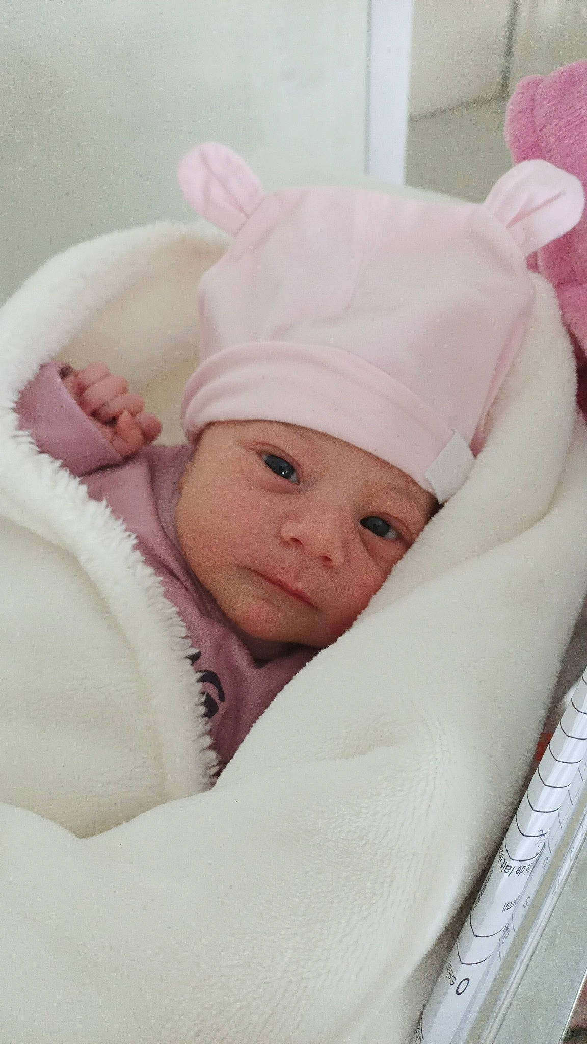 Tesnime a rejoint le concours — aidez-le/la à gagner de superbes lots ! baby, baby_products, baby_sleeping, baby_toddler_clothing, cap, cheek, comfort, eye, eyebrow, eyelash, face, fashion_accessory, hair_accessory, happy, head, headwear, knit_cap, linens, person, pink