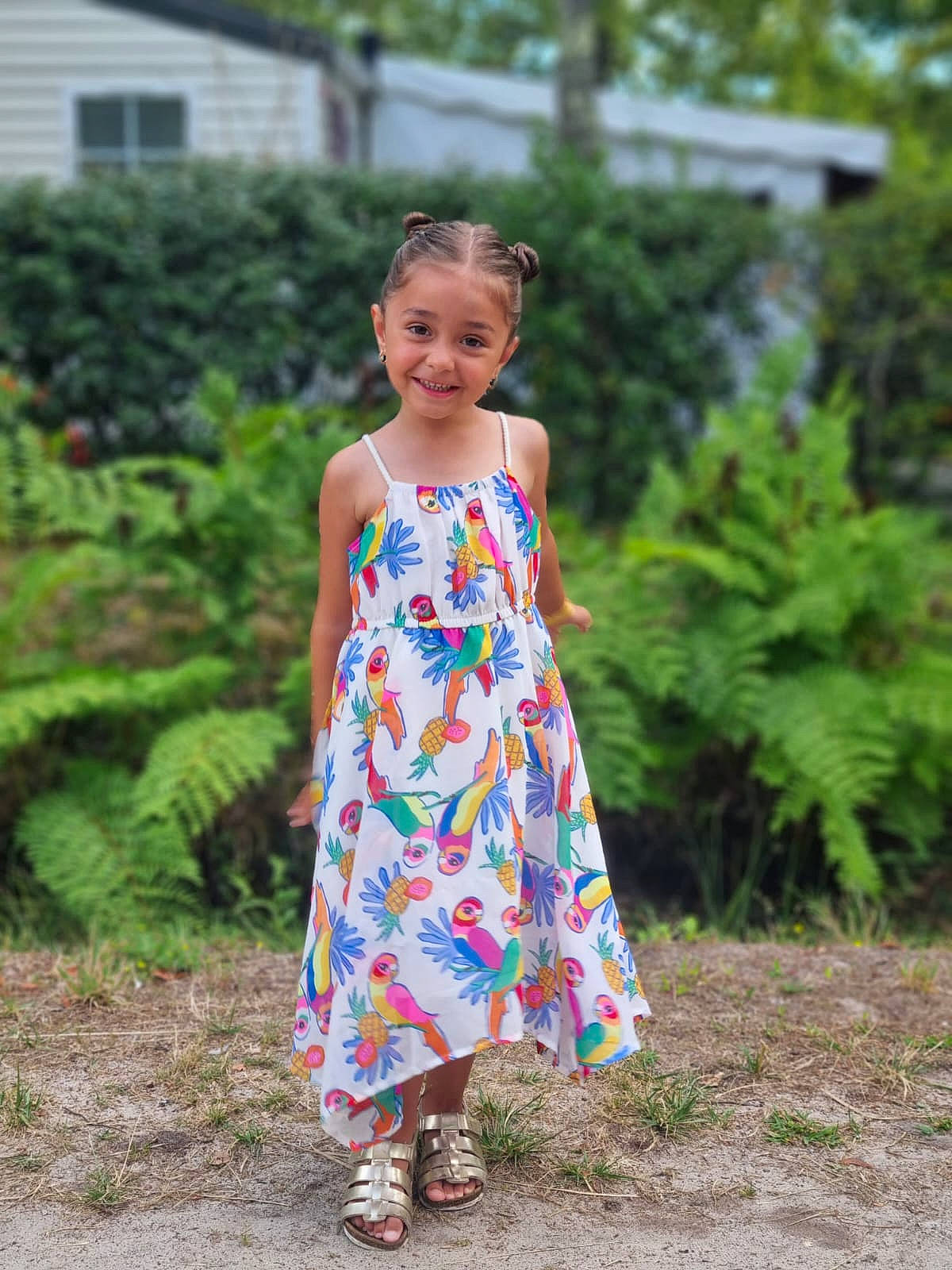 Naila participe au concours pour gagner de l'argent avec cette photo : baby_toddler_clothing, day_dress, dress, electric_blue, fashion_design, formal_wear, grass, happy, joy, leisure, magenta, one_piece_garment, pattern, people_in_nature, person, plant, sandal, sleeve, smile, toddler