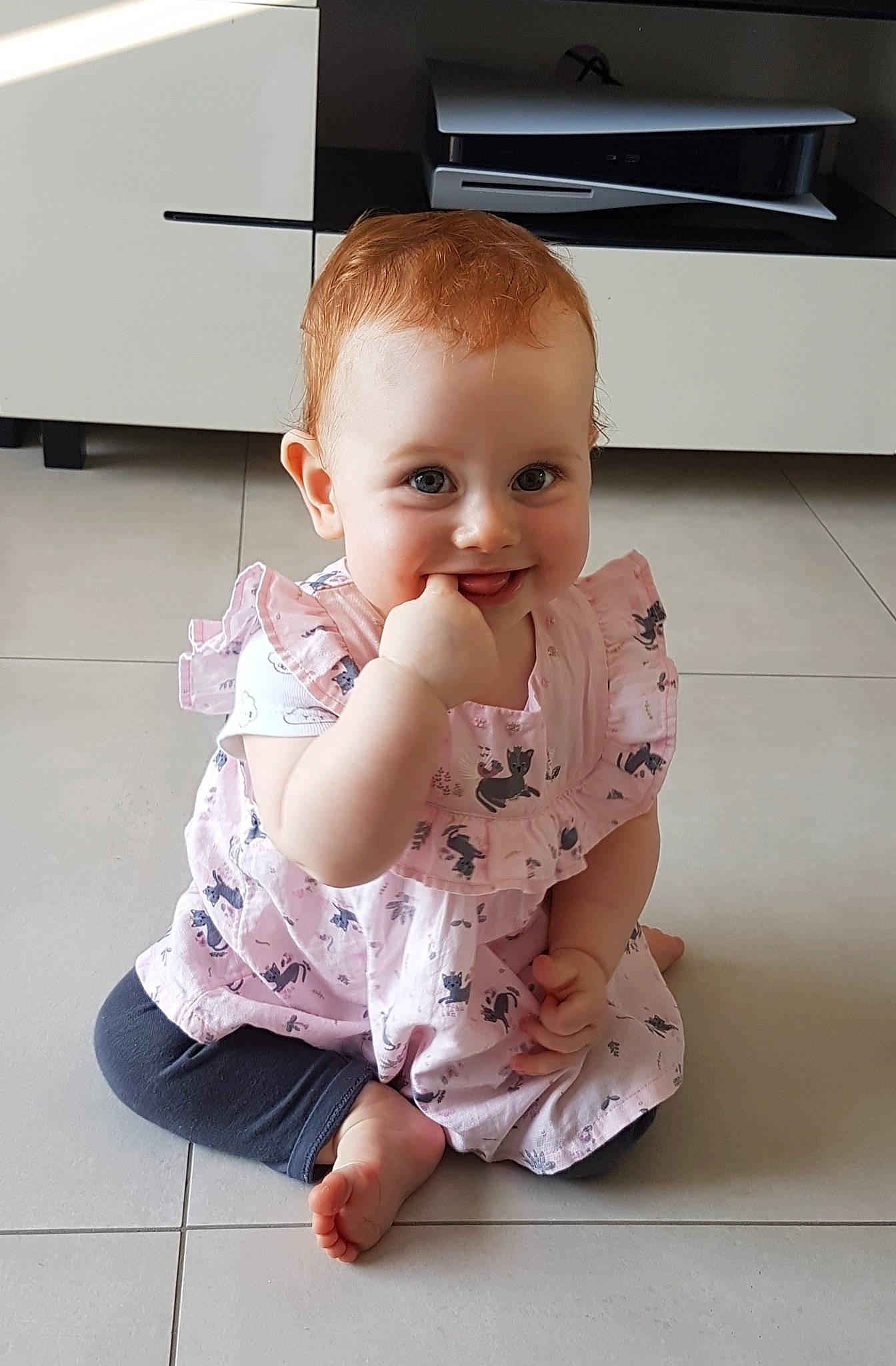 Tina a rejoint le concours — aidez-le/la à gagner de superbes lots ! baby, baby_toddler_clothing, barefoot, cheek, child, computer_keyboard, eye, face, floor, flooring, happy, home_appliance, joy, kitchen_appliance, knee, person, skin, sleeve, sock, t_shirt