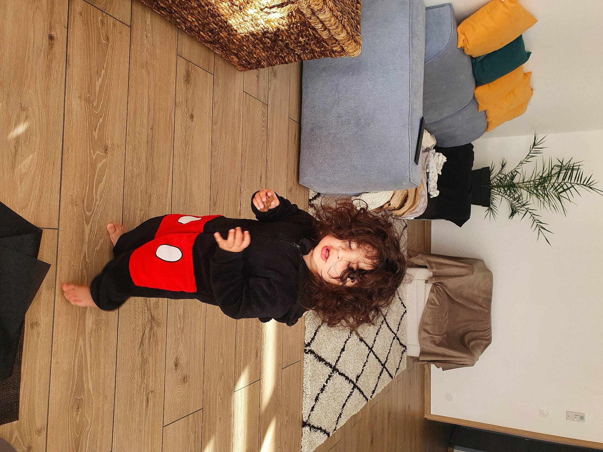 Liya a rejoint le concours — aidez-le/la à gagner de superbes lots ! flooring, fun, hardwood, person, plant, room, smile, street_fashion, tree, wood