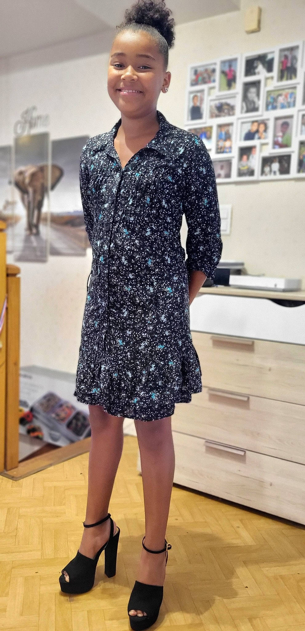 Isabelle participe au concours pour gagner de l'argent avec cette photo : blazer, collar, dress, electric_blue, eyewear, fashion, fashion_design, footwear, formal_wear, hat, joint, joy, knee, leg, neck, person, shoe, sleeve, standing, thigh