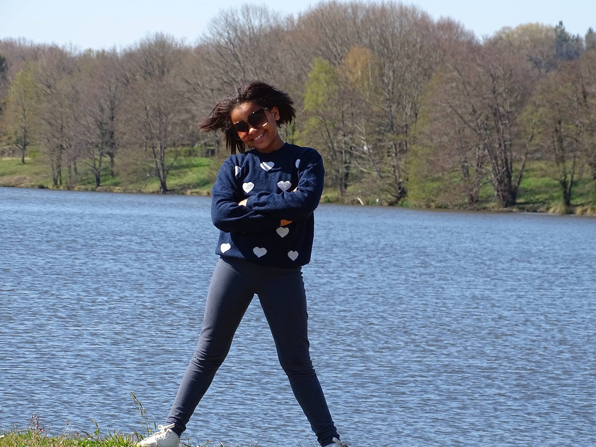 Isabelle participe au concours pour gagner de l'argent avec cette photo : blazer, electric_blue, formal_wear, grass, joy, knee, lake, outerwear, people_in_nature, person, plant, recreation, sky, sleeve, spandex, sports_equipment, sportswear, sweatpant, thigh, tree