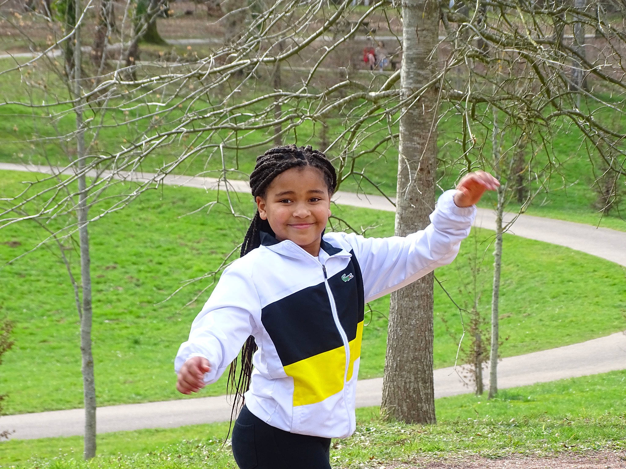 Isabelle a rejoint le concours — aidez-le/la à gagner de superbes lots ! child, exercise, fun, gesture, grass, happy, headwear, jacket, joy, leisure, people_in_nature, person, plant, play, recreation, running, sleeve, smile, sweatpant, toddler