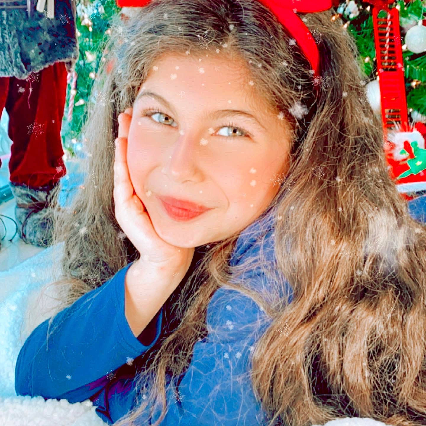 Dania is registered to the contest to win money with this photo: beauty, black_hair, brown_hair, electric_blue, event, eyebrow, eyelash, fashion_accessory, freezing, fun, hair_coloring, happy, holiday, joy, leisure, lip, long_hair, person, smile, snow