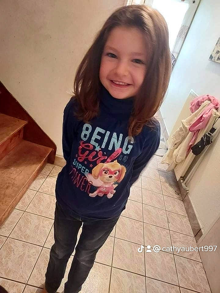 Hoëlla participe au concours pour gagner de l'argent avec cette photo : cool, floor, flooring, happy, human_leg, joy, knee, long_hair, long_sleeved_t_shirt, mouth, neck, person, selfie, shoulder, sleeve, smile, sportswear, t_shirt, thigh, trunk