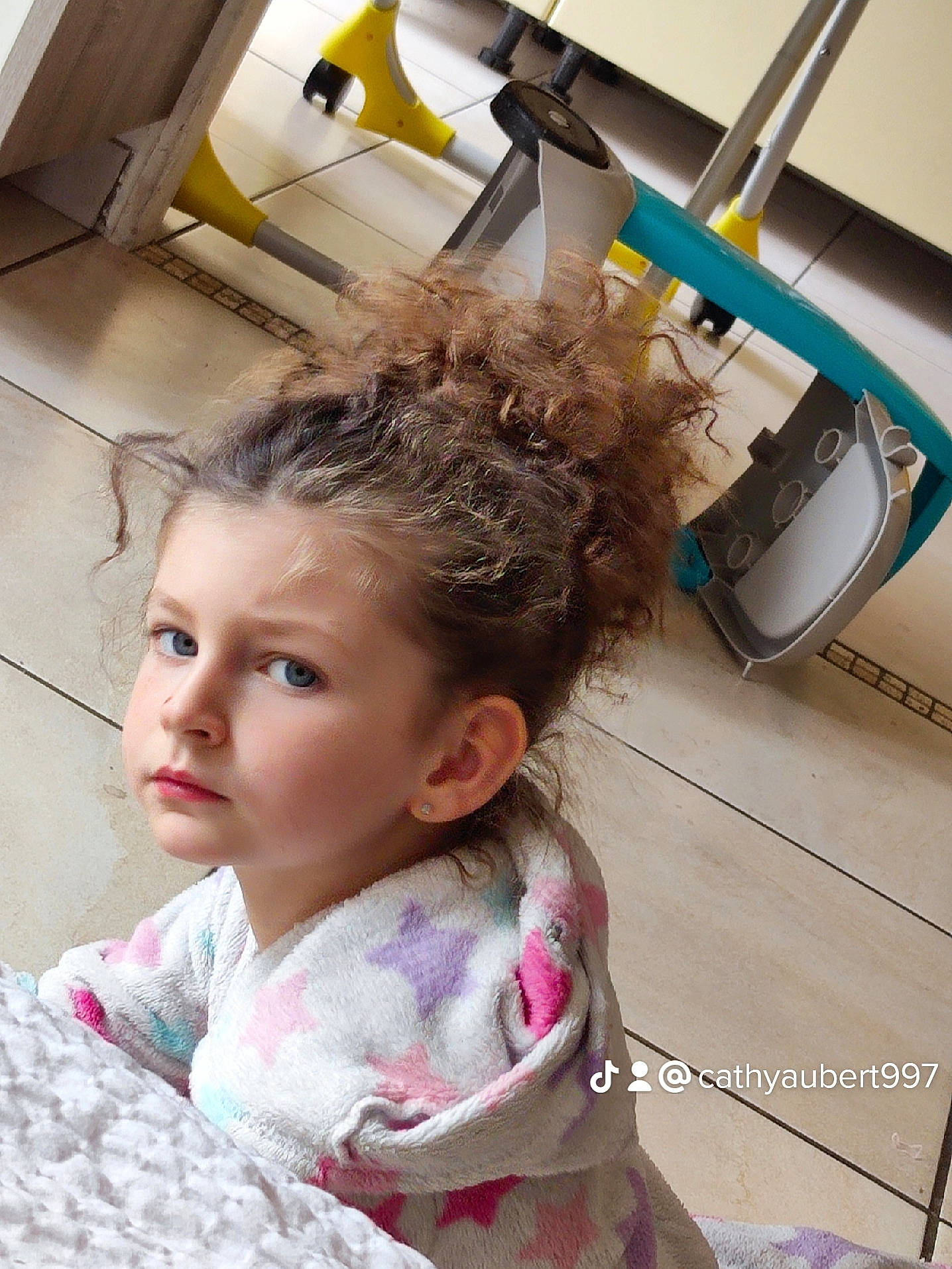 Hoëlla participe au concours pour gagner de l'argent avec cette photo : brown_hair, chair, child, chin, eye, eyelash, face, fashion_accessory, fashion_design, flooring, fun, hair, happy, head, neck, person, room, selfie, shoulder, skin