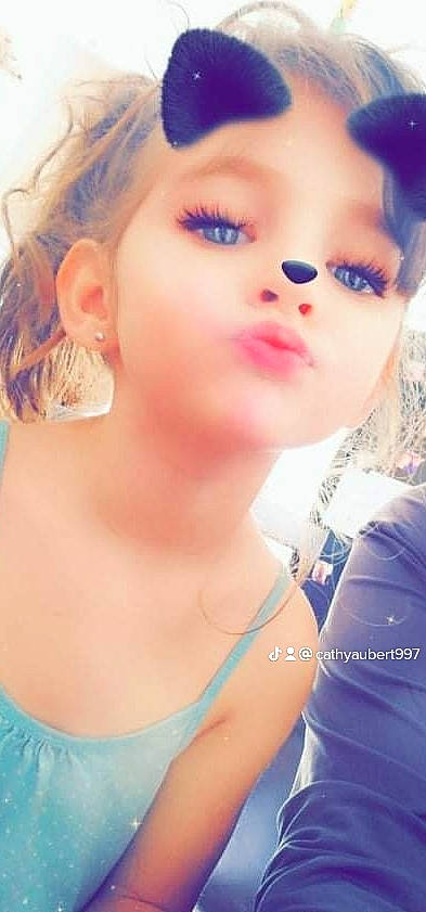 Hoëlla participe au concours pour gagner de l'argent avec cette photo : beauty, black_hair, blue, cheek, cool, ear, electric_blue, eye, eyebrow, eyelash, face, forehead, happy, iris, jaw, lip, long_hair, mouth, nose, person