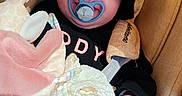 Jeanne participe au concours pour gagner de l'argent avec cette photo : baby, blanket, bow, car_seat, cheek, eyelashes, fabric, hand, happy, hood, infant, onesie, pacifier, plush_toy, portrait, seatbelt, smile, soft_toys, straps, tag