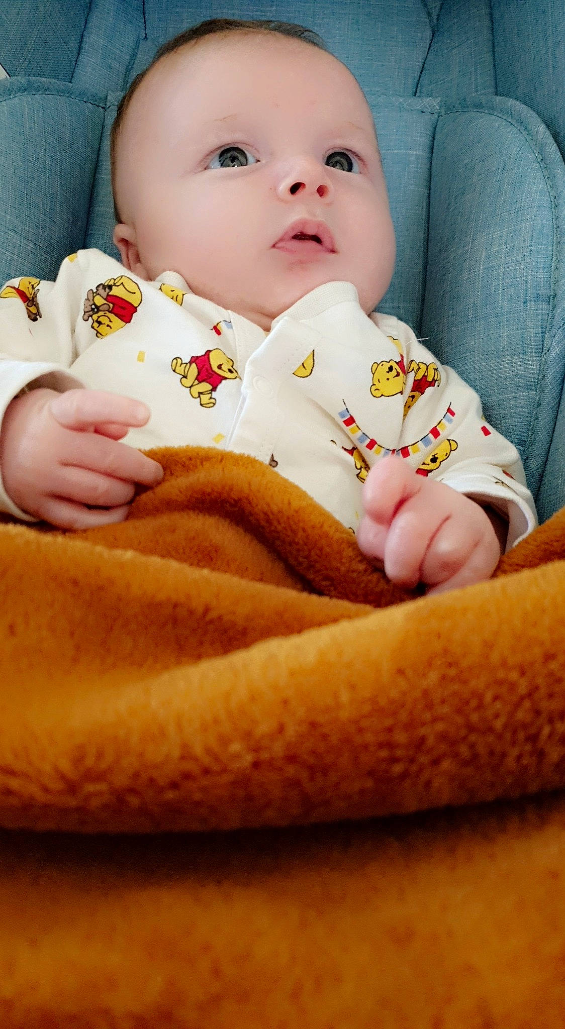 Jule participe au concours pour gagner de l'argent avec cette photo : baby, baby_sleeping, baby_toddler_clothing, cheek, child, comfort, eye, finger, gesture, happy, head, human_leg, leg, linens, nail, person, skin, sleeve, stomach, thumb