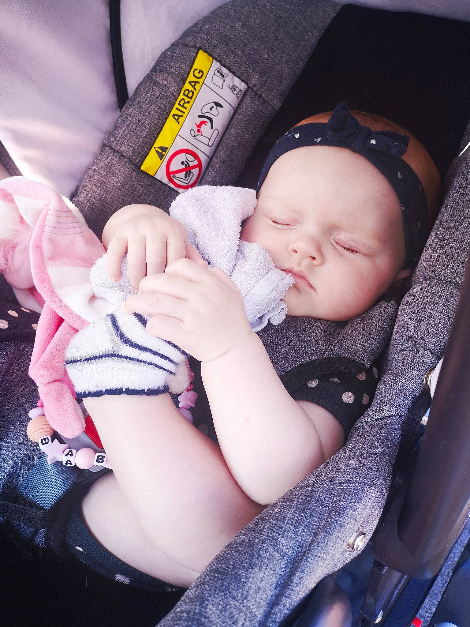 Léanna participe au concours pour gagner de l'argent avec cette photo : baby, baby_carriage, baby_in_car_seat, baby_products, beauty, car_seat, cheek, child, eye, finger, hand, leg, nail, person, pink, product, skin, sleep, snapshot, toddler