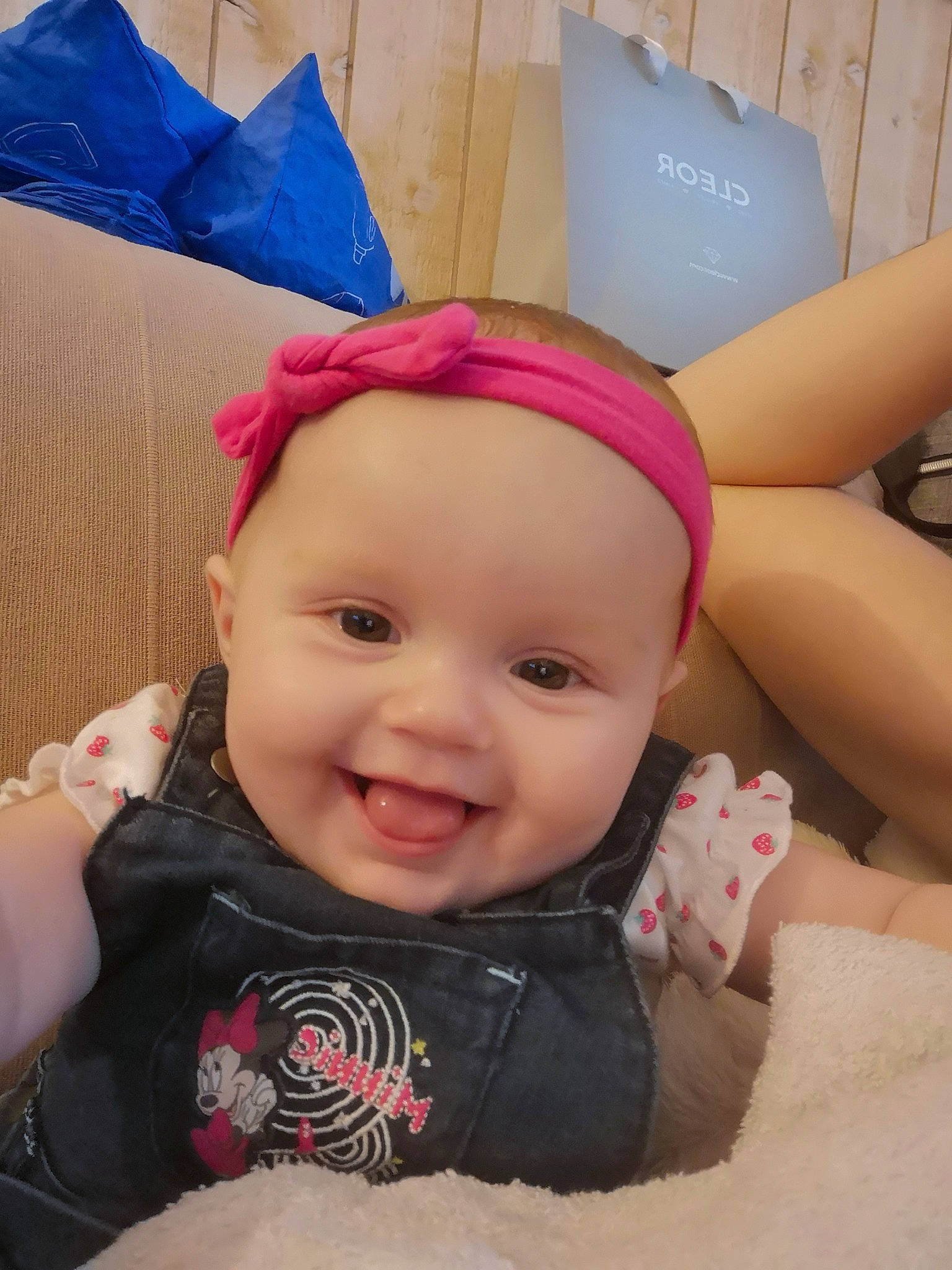 Léanna a rejoint le concours — aidez-le/la à gagner de superbes lots ! baby, baby_toddler_clothing, cheek, child, ear, forehead, hair_accessory, head, headgear, joy, person, pink, toddler