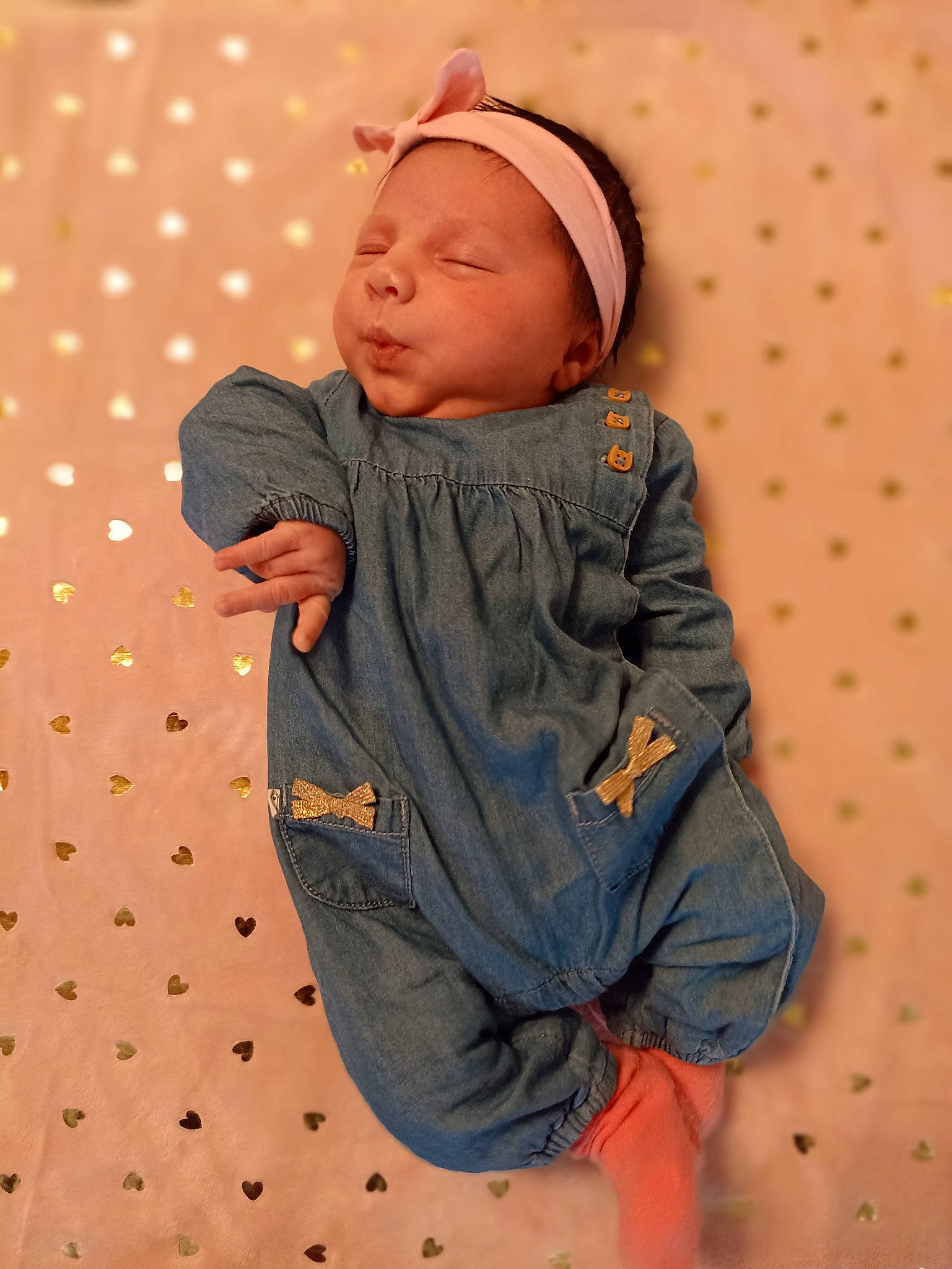 Célya participe au concours pour gagner de l'argent avec cette photo : baby, baby_toddler_clothing, cap, carmine, child, comfort, face, flooring, fun, hood, hoodie, jacket, linens, pattern, person, personal_protective_equipment, sitting, sleeve, textile, toddler