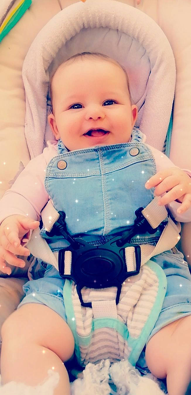 Inès a rejoint le concours — aidez-le/la à gagner de superbes lots ! baby_products, baby_toddler_clothing, blue, cameras_optics, cheek, chest, child, cool, facial_expression, finger, hand, iris, lip, nail, person, product, skin, thigh, thumb, toddler