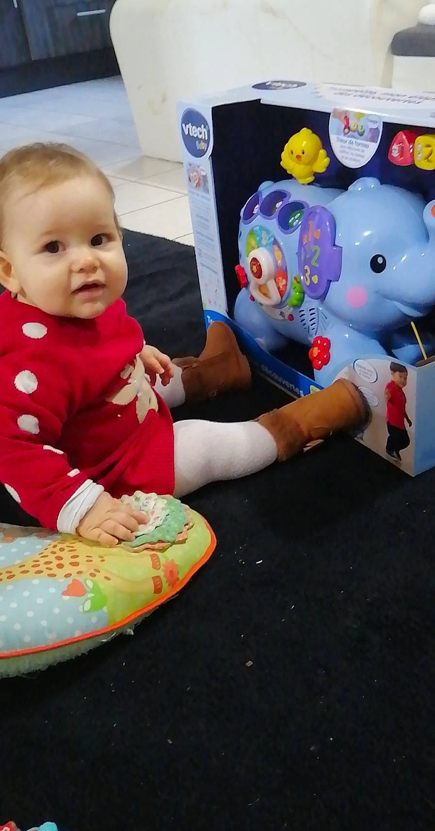 Inès a rejoint le concours — aidez-le/la à gagner de superbes lots ! baby, baby_toddler_clothing, baby_toys, bib, box, child, dishware, person, plastic, plate, platter, plush, teddy_bear, toddler, toy