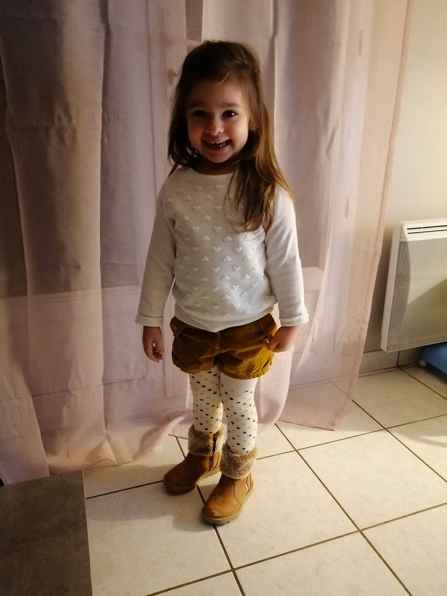 Lya a rejoint le concours — aidez-le/la à gagner de superbes lots ! blond, boot, box, child, child_model, floor, home_appliance, joy, office_equipment, person