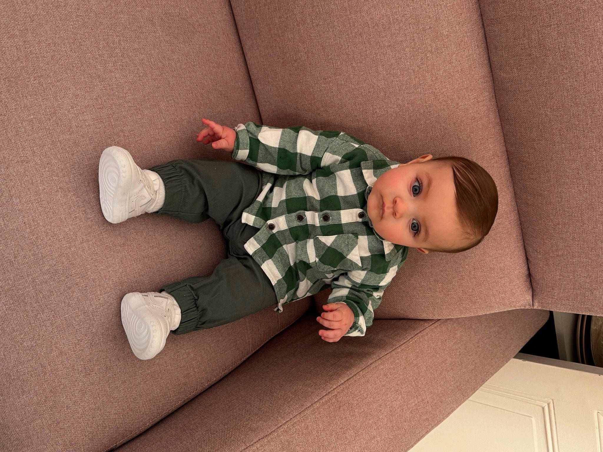 Lorenzo participe au concours pour gagner de l'argent avec cette photo : baby, baby_toddler_clothing, carmine, carpet, child, comfort, floor, flooring, foot, hardwood, human_leg, knee, linens, pattern, person, room, sitting, sleeve, sock, toddler