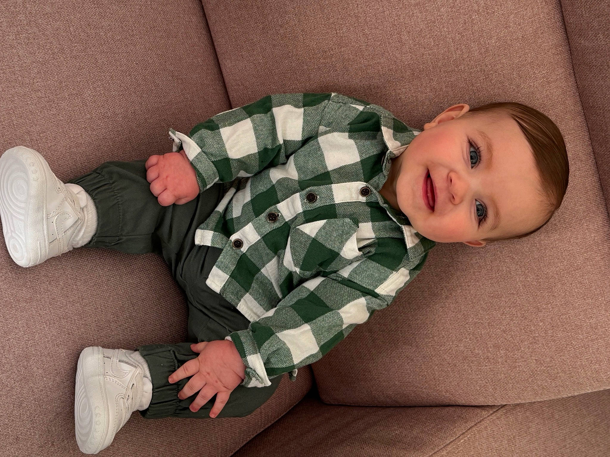 Lorenzo participe au concours pour gagner de l'argent avec cette photo : baby_toddler_clothing, beauty, child, comfort, floor, flooring, human_leg, joy, knee, linens, pattern, person, plaid, product, skin, sleeve, smile, sock, textile, thigh