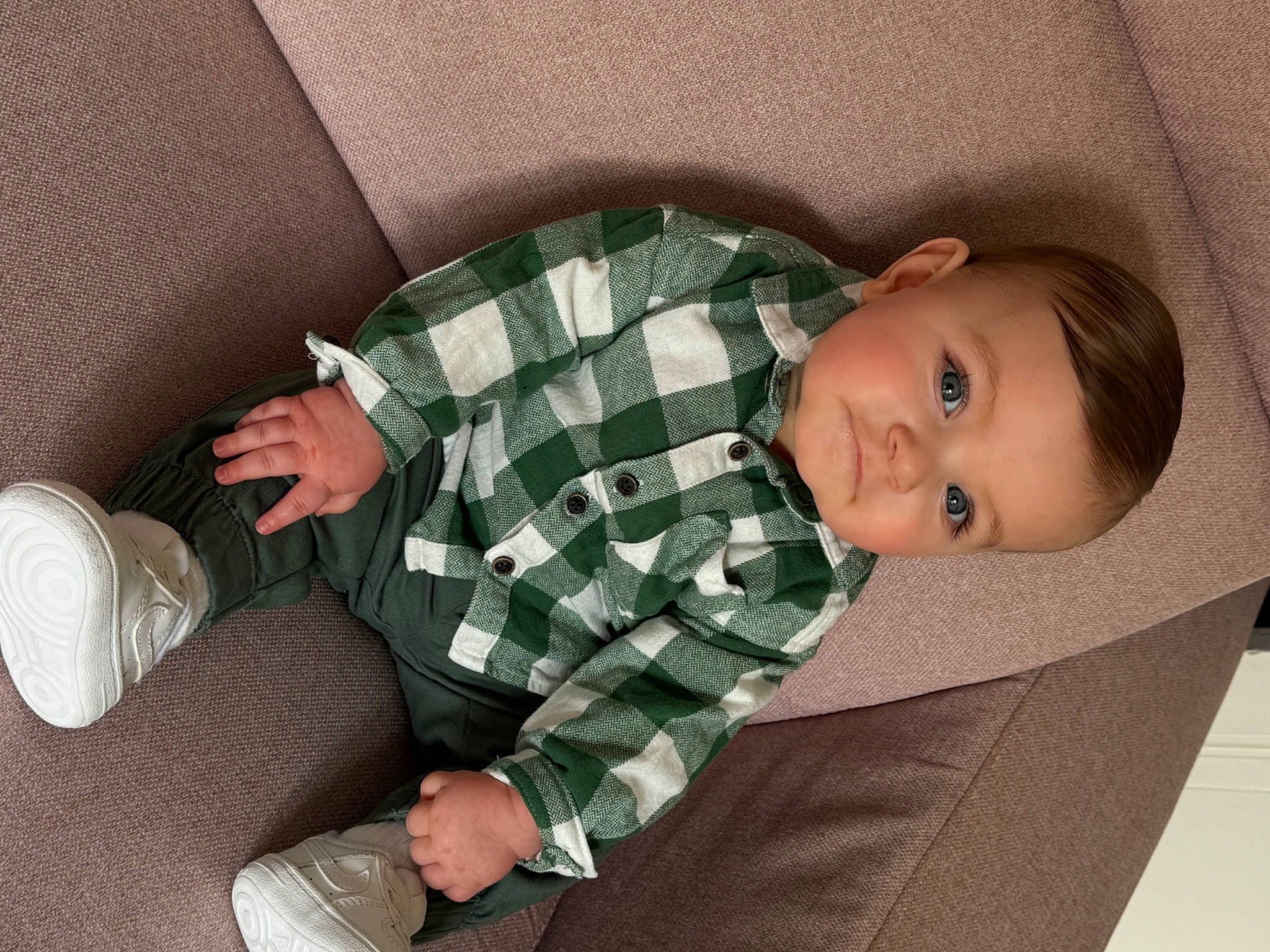 Lorenzo participe au concours pour gagner de l'argent avec cette photo : baby, baby_toddler_clothing, child, comfort, elbow, finger, human_leg, knee, lap, leg, linens, mechanical_fan, pattern, person, plaid, sitting, sleeve, smile, sock, thigh