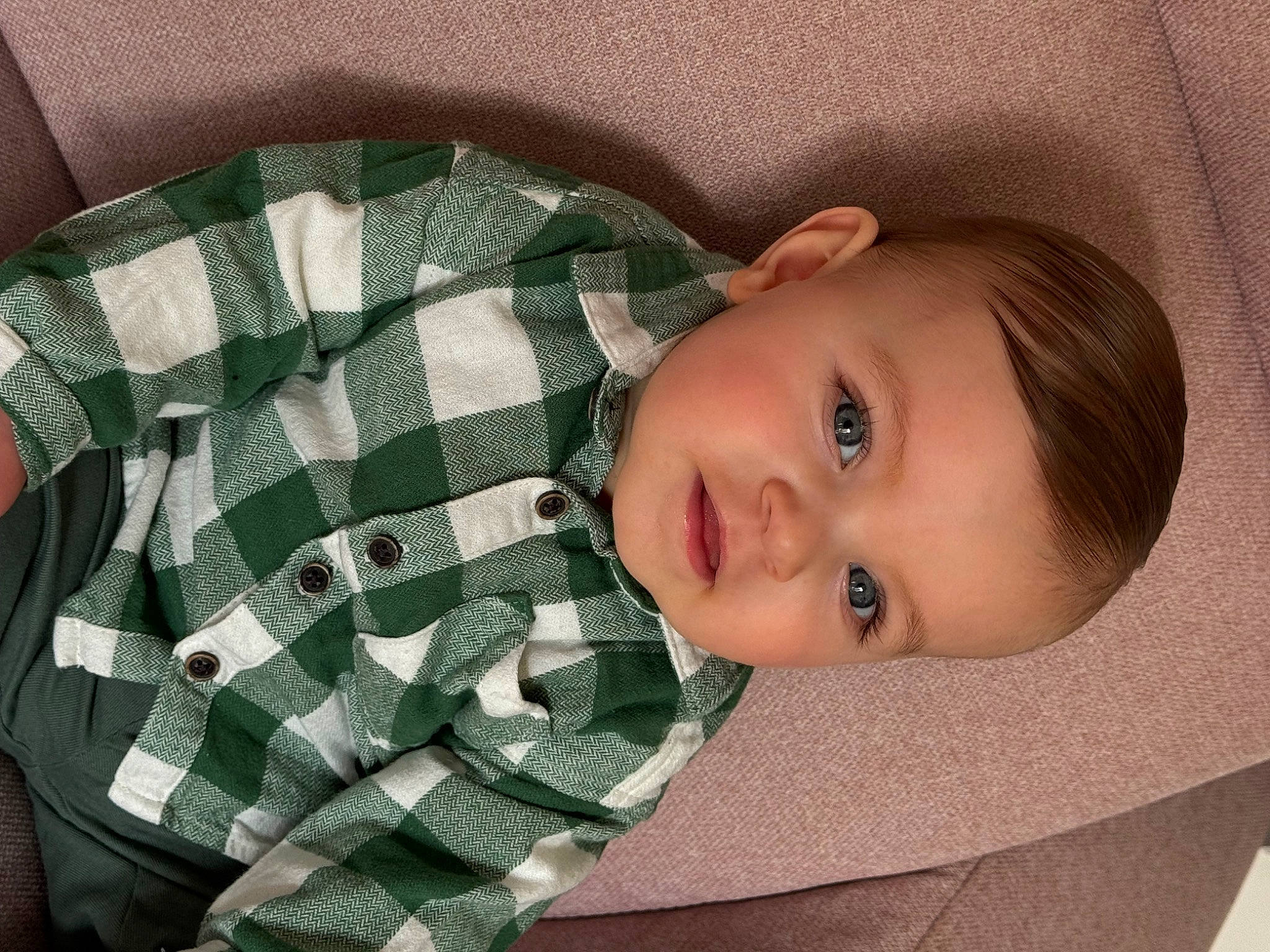 Lorenzo a rejoint le concours — aidez-le/la à gagner de superbes lots ! baby_toddler_clothing, cheek, collar, comfort, design, iris, linens, lip, mammal, nose, pattern, person, plaid, product, skin, sleeve, smile, tartan, textile, toddler