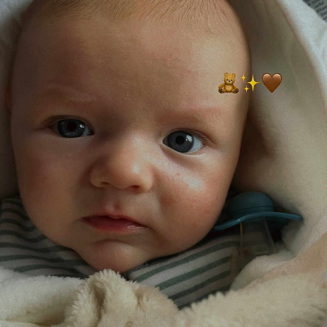 Louis a rejoint le concours — aidez-le/la à gagner de superbes lots ! baby, blanket, bodypart, bonnet, clothing, face, finger, hand, hat, head, homedecor, hood, knitwear, linen, newborn, person, photography, portrait, sweater, towel