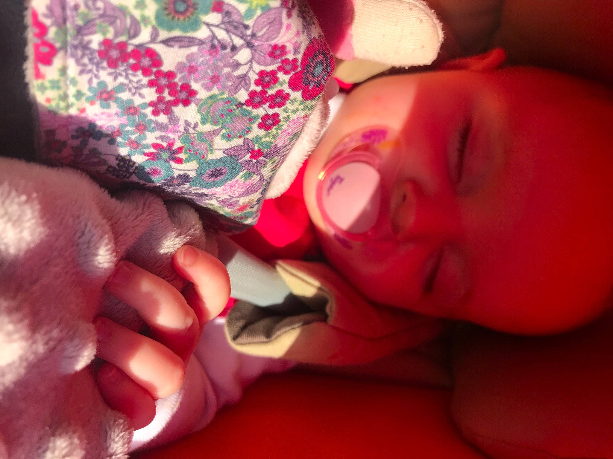 Victoria participe au concours pour gagner de l'argent avec cette photo : arm, cheek, comfort, eye, eyelash, finger, gesture, hand, happy, human_body, iris, lip, mouth, nail, neck, nose, person, pink, skin, smile