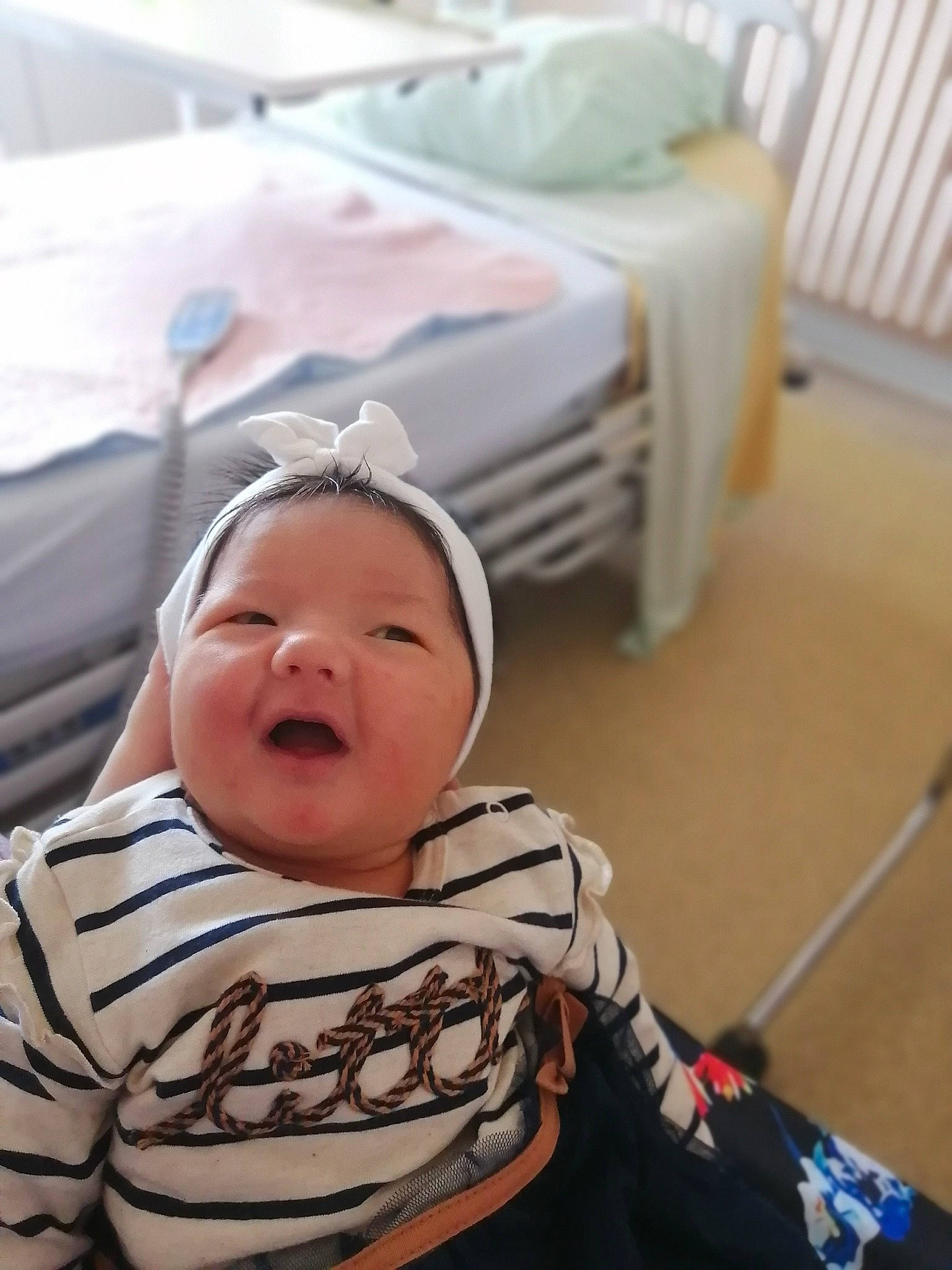 Lydia a rejoint le concours — aidez-le/la à gagner de superbes lots ! audio_equipment, baby, baby_products, baby_sleeping, baby_toddler_clothing, cheek, child, comfort, eyewear, fun, gadget, happy, hat, linens, person, personal_protective_equipment, room, sitting, smile, toddler