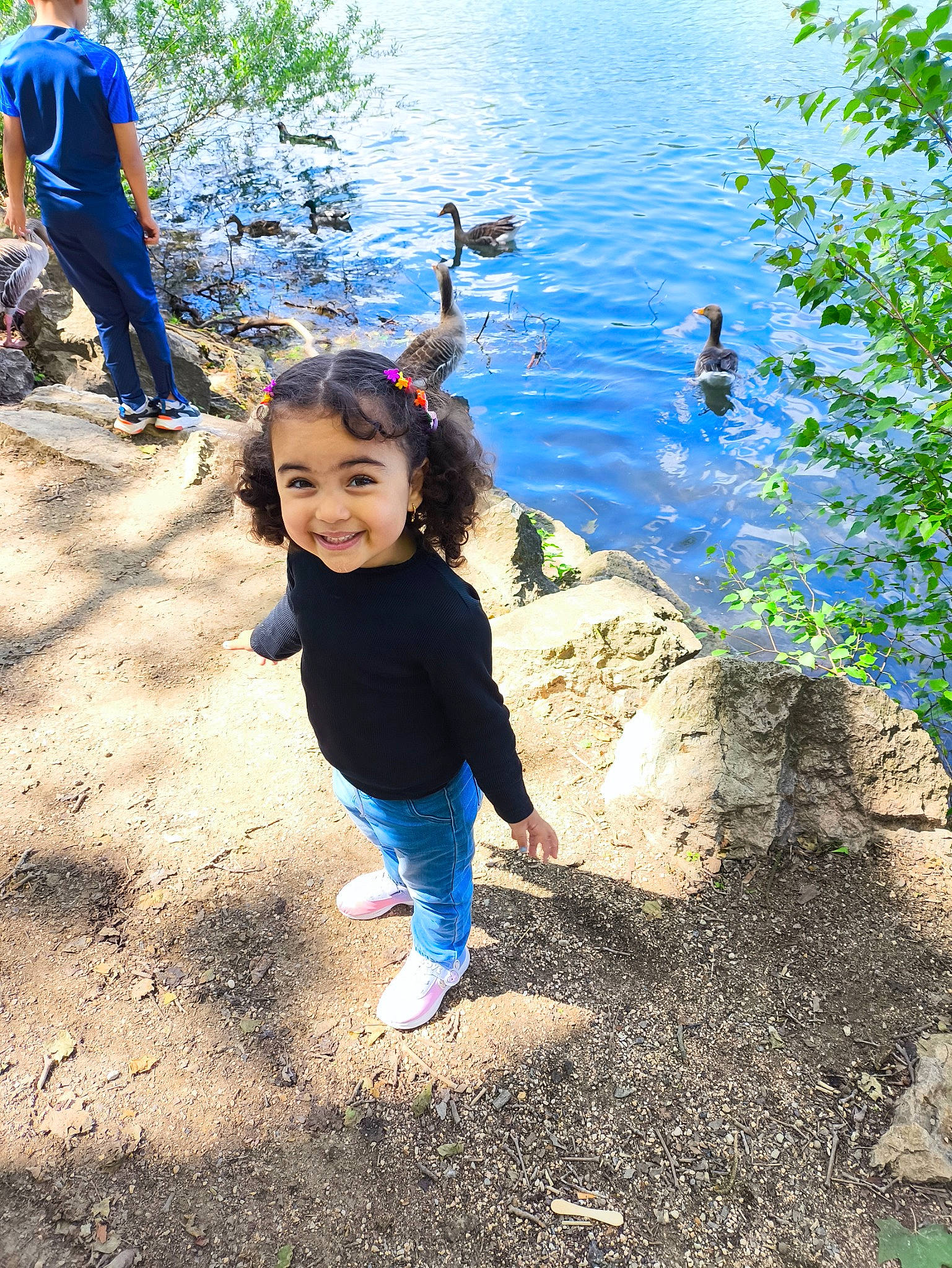 Taline participe au concours pour gagner de l'argent avec cette photo : azure, body_of_water, child, electric_blue, fun, grass, happy, joy, lake, landscape, leisure, people_in_nature, person, plant, recreation, smile, soil, summer, toddler, tree