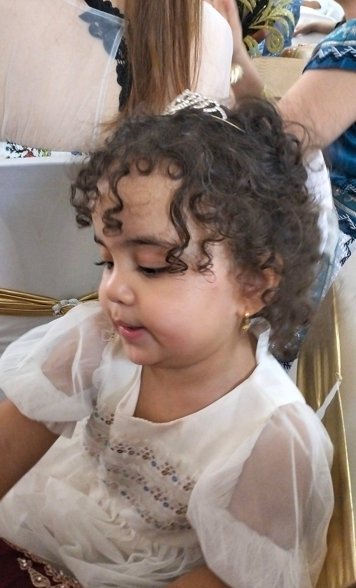 Taline participe au concours pour gagner de l'argent avec cette photo : baby_toddler_clothing, child, dress, event, eye, eyelash, fashion_accessory, fashion_design, fun, fur, gesture, hair_coloring, hairstyle, happy, headpiece, jaw, neck, person, room, skin