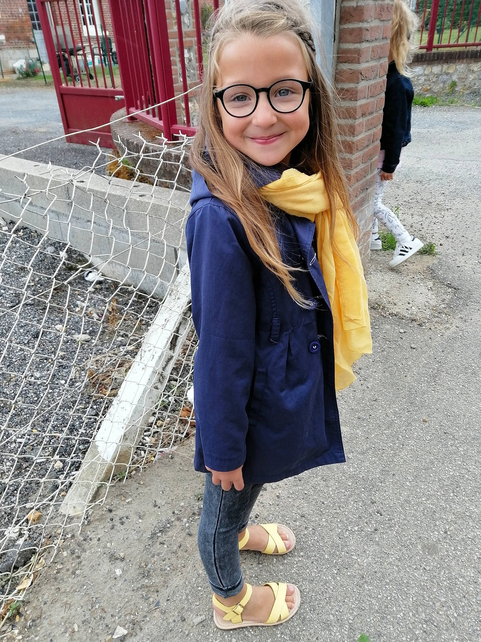 Lea participe au concours pour gagner de l'argent avec cette photo : blazer, denim, eyewear, face, footwear, glasses, hair, hairstyle, head, joy, leg, outerwear, person, photograph, road_surface, sleeve, smile, street_fashion, sunglasses, textile